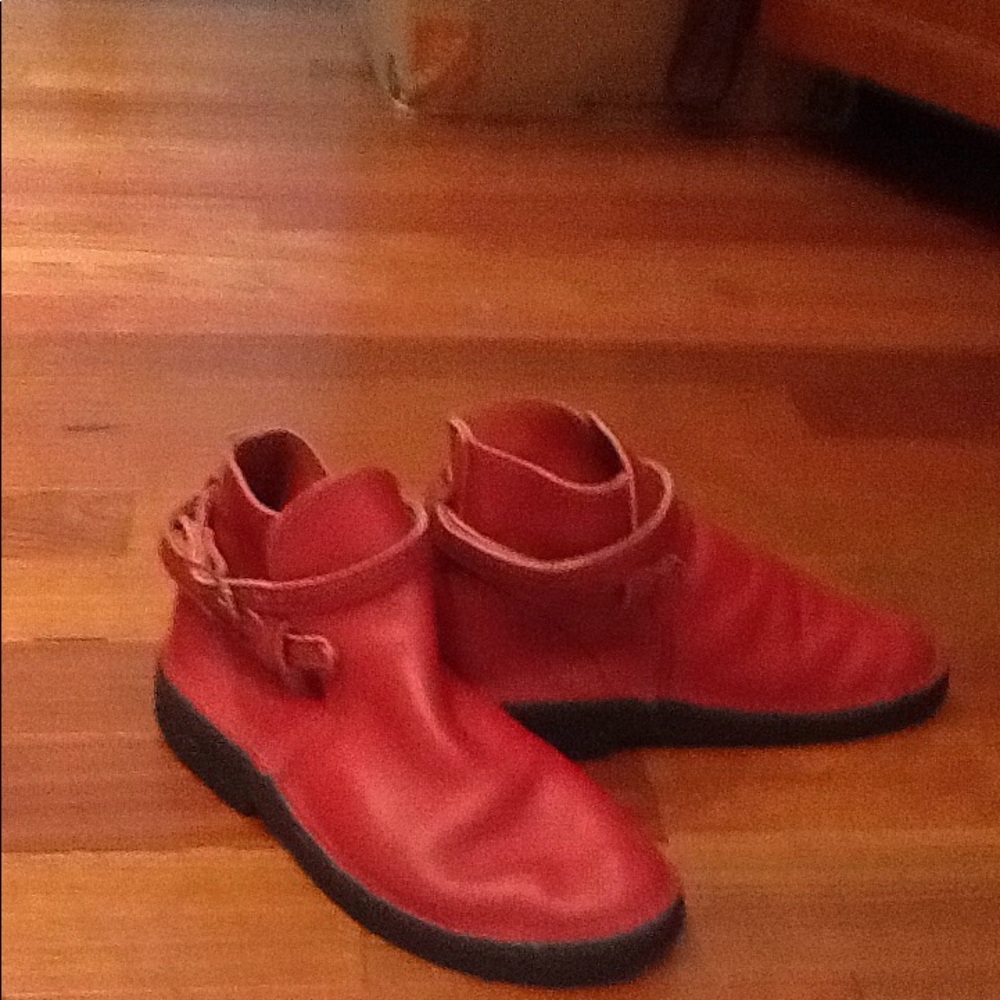 NEVER USED"SARA" RED BUTTER SOFT COWHIDE ANKLEBOOT